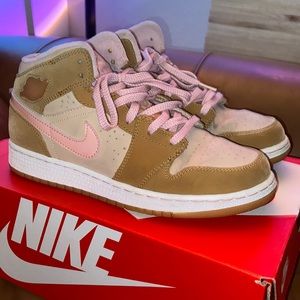 Air Jordan 1 Mid GG 'Lola Bunny'